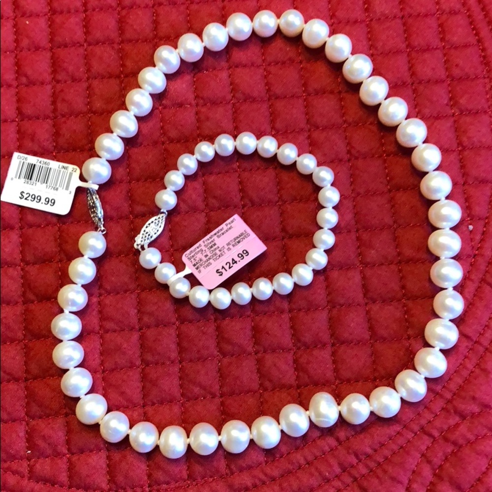 Brand new REAL pearl necklace and bracelet set